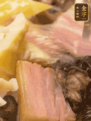 倒入滾燙的熱水，燉煮20分鐘，湯濃汁白