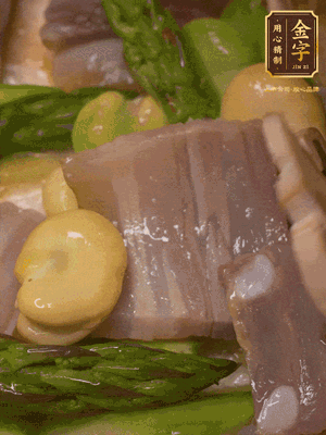 倒入熱水，燉煮10分鐘
