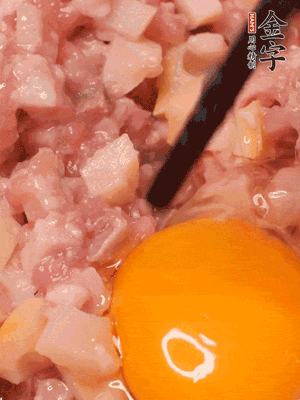 豬肉末、咸肉丁，分次加蔥姜水，一勺糖、一丟白胡椒，春筍丁，打入一個雞蛋