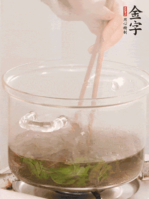 香椿焯水，變色后撈出，切成小段