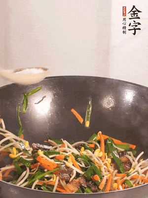 炒合菜：金字醬油肉、綠豆芽、韭菜