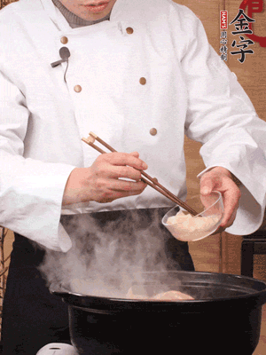 花膠、金湯放入鍋中小火再燉10分鐘