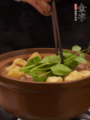加筒骨煲的經(jīng)典配菜：金字土香腸、油豆腐、千張蓋上蓋子燜一會(huì)兒，耐心等候10分鐘。