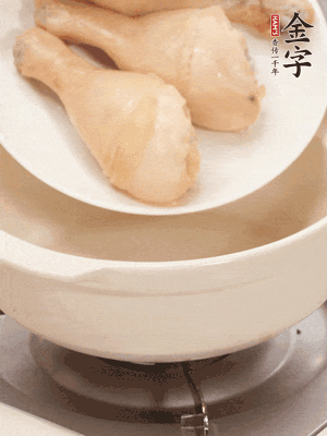 雞腿、火腿、干貝、蒜頭放入砂鍋內(nèi)燉1小時
