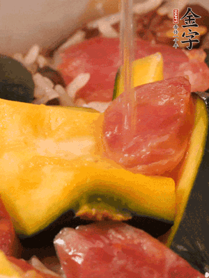 倒入溫開(kāi)水，水量高出米面一個(gè)指節(jié)。