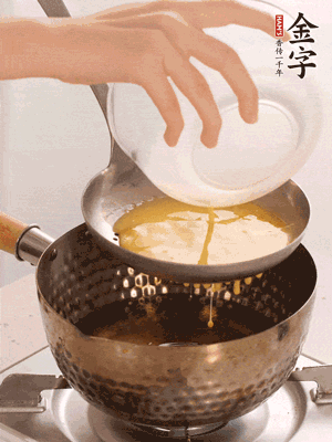 雞蛋過(guò)篩子倒入油鍋炸成蛋酥，瀝干油。
