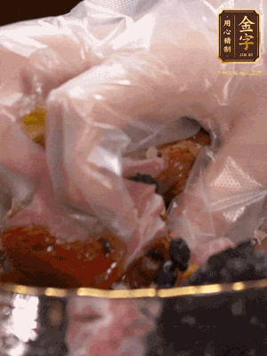 排骨洗凈后（蠔油、生抽、老抽、鹽、糖、淀粉、豆豉、蒜蓉、姜絲）腌制30分鐘