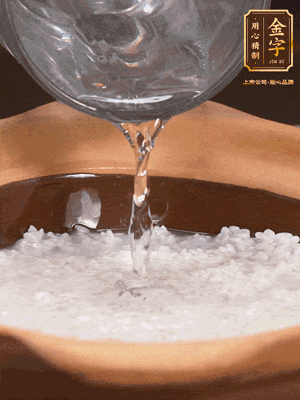 砂鍋底部刷一層油，加入大米和開水，水高1cm,大火燒開后轉(zhuǎn)中火煲5分鐘，到水微收干