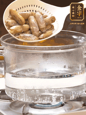 煮一鍋沸水，下蟶子汆燙30秒，撈出浸入冰水，取出蟶子肉