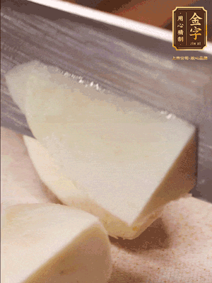 茭白去殼，底部一層老皮刨掉，切成滾刀塊