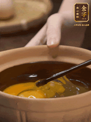 雞蛋打入砂鍋，充分打勻，1.5倍的溫水加一勺鹽，倒入蛋液中，攪拌均勻后用勺子舀去表面浮沫