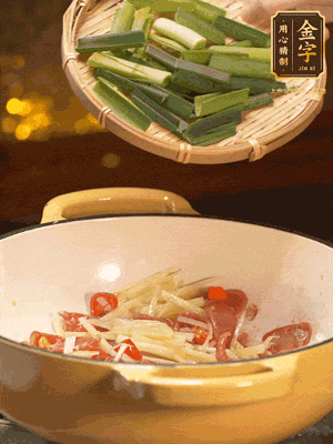 接著放蒜葉，來一點鹽，一點醬油調(diào)味翻勻