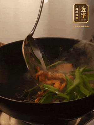 黃豆醬、鹽、糖調(diào)味，淋一圈花雕酒，蒜白先下，蒜葉后下