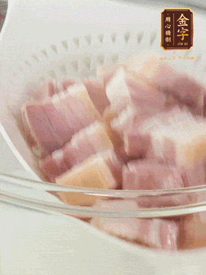 金字淡咸肉、排骨分別加料酒、蔥、姜冷水下鍋焯水，水開撇去浮沫撈出。