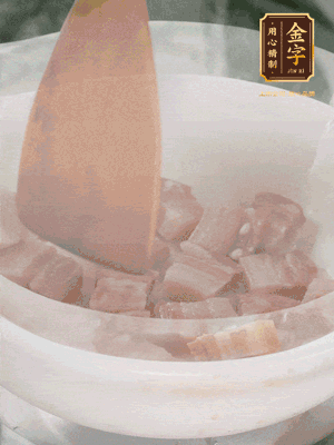 砂鍋內(nèi)咸肉微微煸出香味，再倒入開水。放排骨滾開后轉(zhuǎn)中小火篤30分鐘。（水盡量一次加足，以免中途加水沖淡鮮味。這一步是湯底濃白的關(guān)鍵）