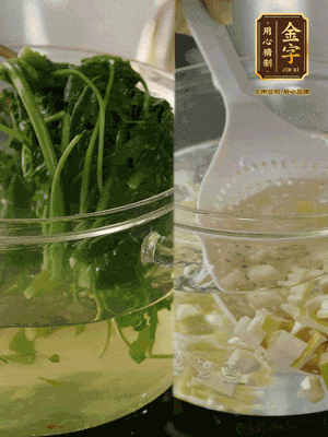 春筍切丁焯水；薺菜加鹽焯水，過(guò)涼水后切成細(xì)末