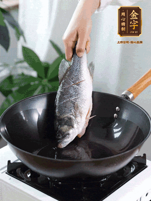 熱油，加1大勺豬油、姜片，再下鱸魚(yú)，煎至定型后翻面。（加點(diǎn)豬油，燉出的魚(yú)湯更容易變?yōu)榍逅哪贪咨?。?>
					</div>
					<span>步驟 3/6</span>
					<p>熱油，加1大勺豬油、姜片，再下鱸魚(yú)，煎至定型后翻面。（加點(diǎn)豬油，燉出的魚(yú)湯更容易變?yōu)榍逅哪贪咨＃?/p>
				</li><li>
					<div   id=