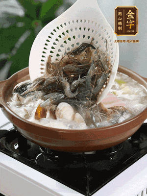 最后加一把蛤蜊、一把河蝦燜2分鐘，放一點(diǎn)白胡椒粉調(diào)味，撒上蔥花點(diǎn)綴！