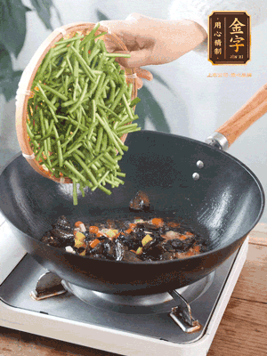 熱油煸香蒜末、姜粒、小米辣，再下臘肉煸炒出香味