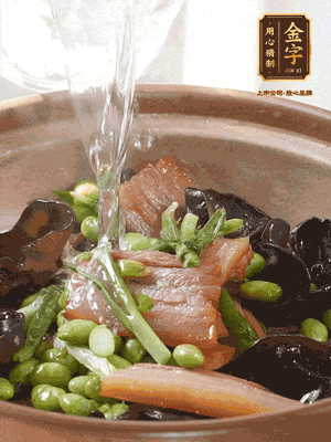 轉(zhuǎn)入砂鍋，加入開水、百葉結(jié)燉煮10分鐘