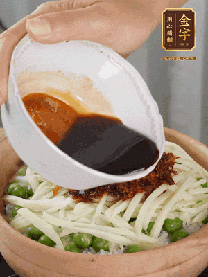 繼續(xù)小火燜3分鐘，淋上XO醬攪拌均勻。
