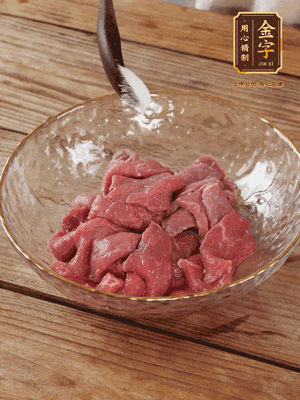 牛肉切丁，加黑胡椒海鹽、橄欖油腌10分鐘