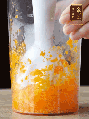 加玉米油、水怡、水揉搓成細(xì)膩的面團(tuán)。松弛半小時(shí)后，分成37g一個(gè)
