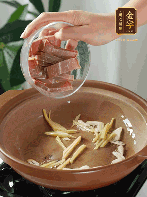 姜絲煸香后放火腿翻炒，加開水燉煮10分鐘