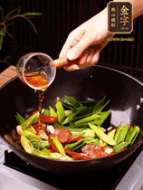 下蒜苗炒軟，沿鍋邊烹入一勺料酒，加醬油、蠔油、白糖調(diào)味炒勻