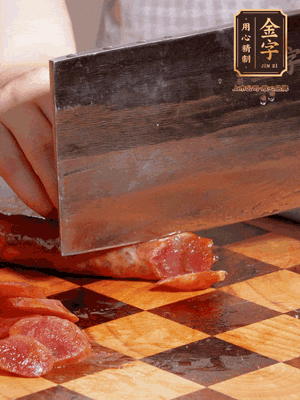 金字香腸煮熟，切片