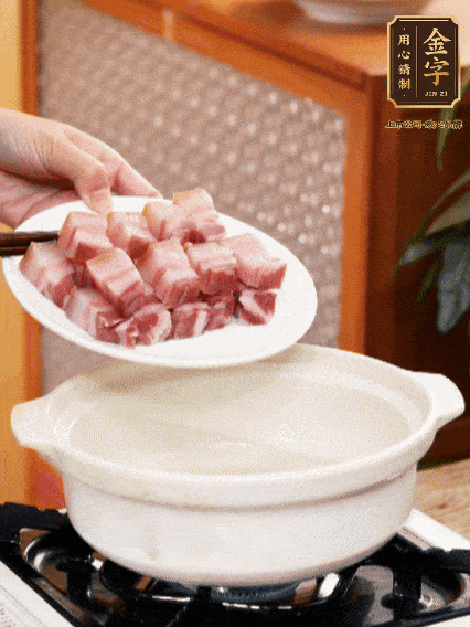 鍋內(nèi)倒油，下咸肉微微煸炒，再放排骨炒一下
