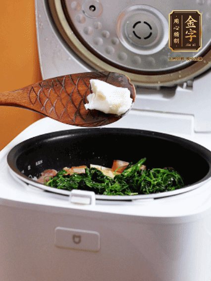 放入電飯鍋、加1勺豬油翻拌均勻