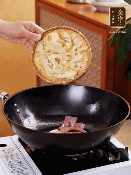 油熱，下蒜末、火腿煸炒出香味，再下筍片微微翻炒