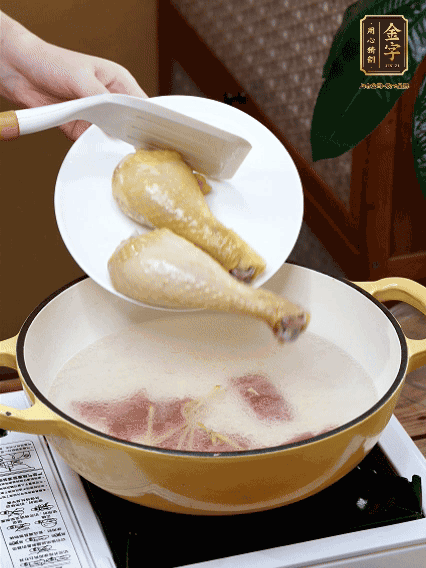 倒清水，放雞腿，大火煮開(kāi)轉(zhuǎn)中小火煮20分鐘